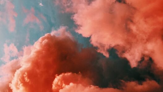 roze wolken in blauwe lucht